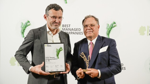 Senator h.c. Udo J. Vetter, Beiratsvorsitzender und Mitglied der Inhaberfamilie (rechts) und Vetter-Geschäftsführer Titus Ottinger (links) bei der Preisverleihung im Gesellschaftshaus Palmengarten in Frankfurt. © Vetter Pharma International GmbH