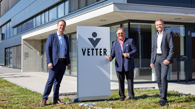 Senator h.c. Udo J. Vetter, Beiratsvorsitzender und Mitglied der Inhaberfamilie (Mitte) und die Vetter-Geschäftsführer Peter Sölkner (links) und Thomas Otto (rechts) geben den Startschuss für die neue Produktionsstätte, die 2021 in Betrieb genommen werden soll.