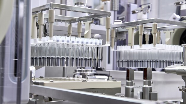 Najnowsza linia napełniająca w niemieckiej lokalizacji produkcyjnej Vetter w Langenargen. © Vetter Pharma International GmbH