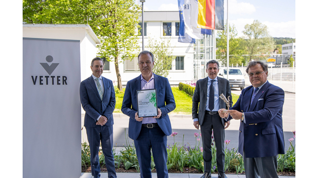 Auch mit gebührendem Abstand ist die Freude bei Vetter über die wiederholte Auszeichnung groß: Senator h.c. Udo J. Vetter, Beiratsvorsitzender und Mitglied der Inhaberfamilie (rechts aussen) und Vetter-Geschäftsführer Peter Sölkner (zweiter von links) zusammen mit Deloitte-Vertreter Christian Himmelsbach (zweiter von rechts) sowie Credit Suisse-Vertreter Markus Hermainski (links aussen) bei der Übergabe des Axia Best Managed Companies Awards in Ravensburg. (Bildquelle: Vetter Pharma International GmbH) / Senator h.c. Udo J. Vetter, Chairman of the Advisory Board and member of the owner family (far right), along with Vetter Managing Director Peter Soelkner (second from the left), Deloitte representative Christian Himmelsbach (second from right), and Credit Suisse representative Markus Hermainski (far left) at the presentation of the Axia Best Managed Companies Award in Ravensburg. (Picture: Vetter Pharma International GmbH)