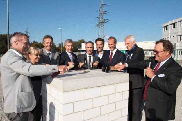 V.l.n.r.: Harald Bader, Sylke Wassung, Thomas Otto, Oliver Albrecht, Thomas Rübekeil, Christian Schmid, Dr. Daniel Rapp, Gunther Strothe, Udo J. Vetter bei der feierlichen Grundsteinlegung am Ravensburger Standort Schützenstrasse.