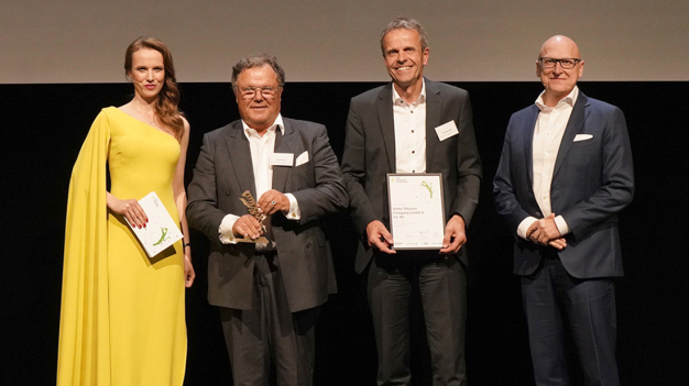 Senator h.c. Udo J. Vetter, Vorsitzender des Beirats und Mitglied der Inhaberfamilie (zweiter von links) gemeinsam mit Vetter-Geschäftsführer Thomas Otto (zweiter von rechts), Dr. Thomas Schiller, Managing Partner Clients & Industries Deloitte, und Moderatorin Susanne Schöne bei der Übergabe des Best Managed Companies Award am 12. Mai in Düsseldorf. © Vetter Pharma International GmbH