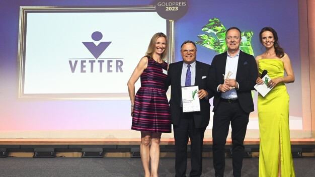 Senator h.c. Udo J. Vetter, Beiratsvorsitzender und Mitglied der Inhaberfamilie (Zweiter von links) und Vetter-Geschäftsführer Peter Sölkner (Zweiter von rechts) bei der Preisübergabe mit Prof. Dr. Sandra Rothenberger, Leiterin des Forschungsinstitutes für Strategie, Governance, Marketing und Innovation an der Solvay Brussels School of Economics & Management (Erste von links) und Moderatorin Susanne Schöne. © Vetter Pharma International GmbH