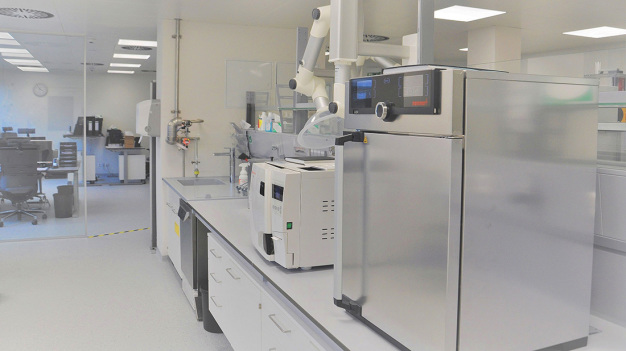 Modernes Laborumfeld in dem neuen 1800m2-Gebäude. (Bildquelle: Vetter Pharma International GmbH) / Modern laboratory environment in the new 1,800 sqm building. (Source: Vetter Pharma International GmbH) Modernes Laborumfeld in dem neuen 1800m2-Gebäude. (Bildquelle: Vetter Pharma International GmbH) / Modern laboratory environment in the new 1,800 sqm building. (Source: Vetter Pharma International GmbH)