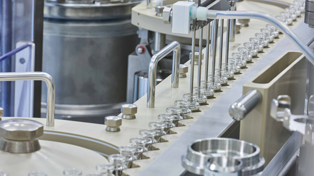 Vetter ist starker Partner für forschende Pharmaunternehmen im Bereich der Entwicklung, Herstellung und Verpackung komplexer injizierbarer Medikamente. © Vetter Pharma International GmbH
Vetter ist starker Partner für forschende Pharmaunternehmen im Bereich der Entwicklung, Herstellung und Verpackung komplexer injizierbarer Medikamente. © Vetter Pharma International GmbH