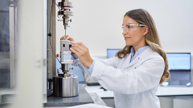 Vetter ist starker Partner für forschende Pharmaunternehmen im Bereich der Entwicklung, Herstellung und Verpackung komplexer injizierbarer Medikamente. © Vetter Pharma International GmbH
Vetter ist starker Partner für forschende Pharmaunternehmen im Bereich der Entwicklung, Herstellung und Verpackung komplexer injizierbarer Medikamente. © Vetter Pharma International GmbH