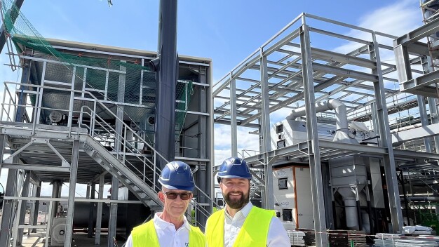 Stephan Lauer, dyrektor zarządzający Vink Chemicals (na zdjęciu po lewej), oraz Michael Dennerlein, kierownik ds. BHP Vink Chemicals, podczas uroczystości wmurowania kamienia węgielnego dla elektrowni na biomasę w Schwerinie, 1 lipca 2026 roku. (Zdjęcie: Vink Chemicals)