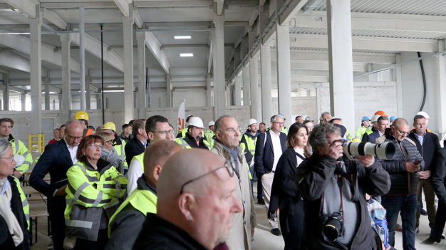 Mit einem Richtfest in Schwerin hat Vink Chemicals am 22. Mai 2025 die Fertigstellung des Rohbaus am dritten Produktionsstandort in Deutschland gefeiert, zu den Gästen zählten Vertreter der Landesregierung sowie der kommunalen Verwaltung. (Bild: Vink Chemicals)
