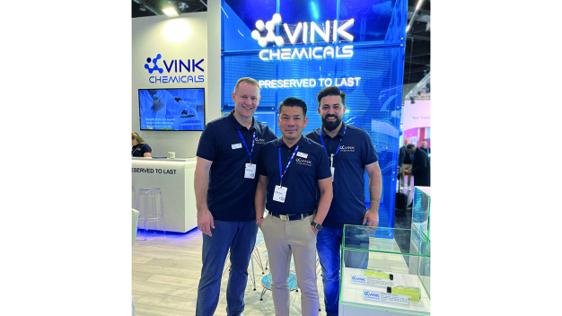 Auf der Lubricant Expo 2025 in Düsseldorf, Messestand 341, informiert das Experten-Team von Vink Chemicals über Formulierungsbestandteile für Kühlschmierstoffe und weitere Spezialchemikalien. (Bild: Vink Chemicals) Auf der Lubricant Expo 2025 in Düsseldorf, Messestand 341, informiert das Experten-Team von Vink Chemicals über Formulierungsbestandteile für Kühlschmierstoffe und weitere Spezialchemikalien. (Bild: Vink Chemicals)