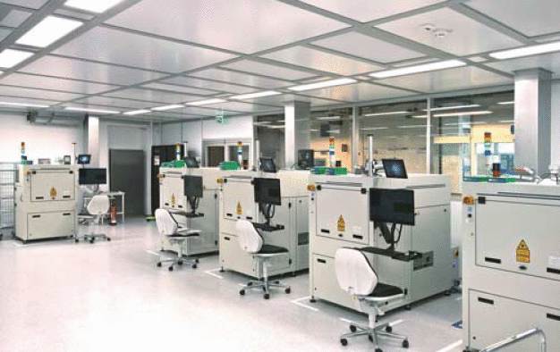 Arbeitsplätze im Produktionsbereich der ISO-Reinraumklasse 7. / Work stations in the production area of the ISO cleanroom class 7.