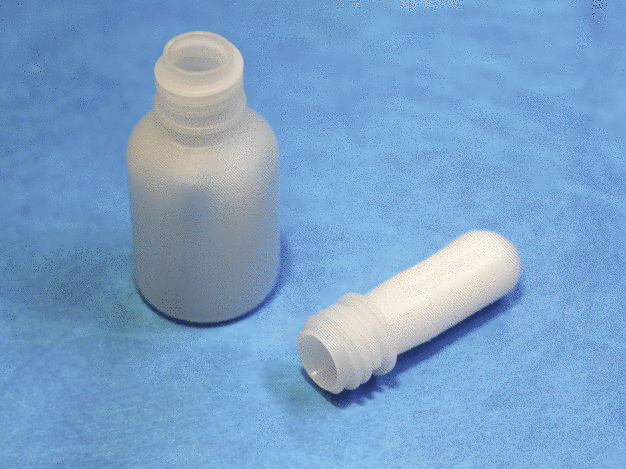 Bild von Vorformling und fertig aufgeblasener Augentropfenflasche / Illustration of the preform and fully blown eye drop bottle
