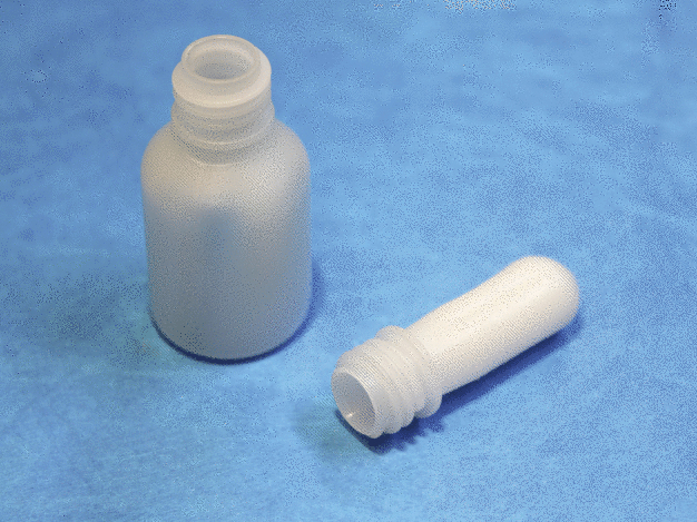 Bild von Vorformling und fertig aufgeblasener Augentropfenflasche / Illustration of the preform and fully blown eye drop bottle Bild von Vorformling und fertig aufgeblasener Augentropfenflasche / Illustration of the preform and fully blown eye drop bottle