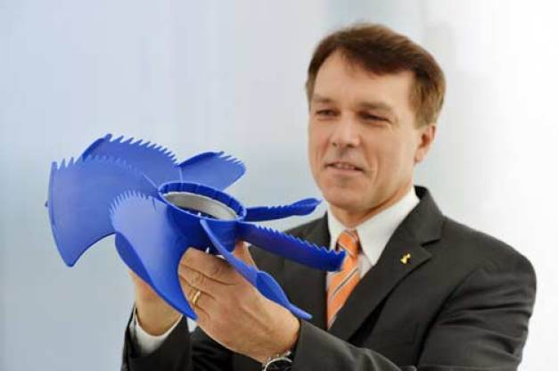 Vorstandsvorsitzender Peter Fenkl präsentiert den neuen bionischen Bio-Ventilator, mit dem Ziehl-Abegg Trendsetter beim Einsatz von Bio-Polyamiden ist. (Foto: Ziehl-Abegg / Achim Köpf)