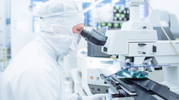 Qualitätsuntersuchungen im Wafer-Herstellungsprozess. © Fraunhofer IPMS / Quality inspection in the wafer manufacturing process. © Fraunhofer IPMS