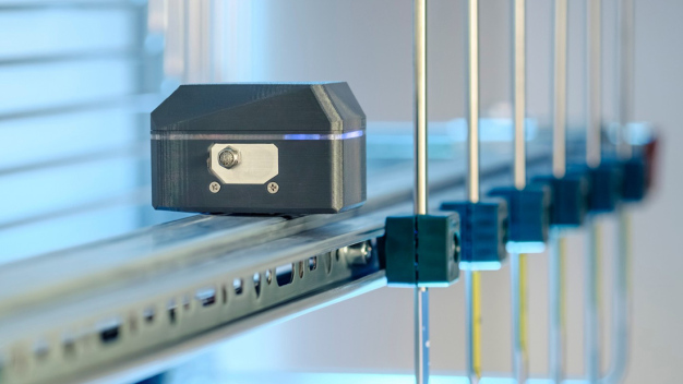 Mit dem Ultraschallsensor können Wasserstoffbehälter, -leitungen oder -verbindungsstücke überwacht werden. Ähnlich wie Rauchmelder könnten sie verteilt im Raum zu einem Sensornetzwerk verknüpft werden. © Fraunhofer IPM / The ultrasonic sensor can be used to monitor hydrogen tanks, pipelines or connectors. The sensors can also be placed around a room like smoke detectors to form a network. © Fraunhofer IPM