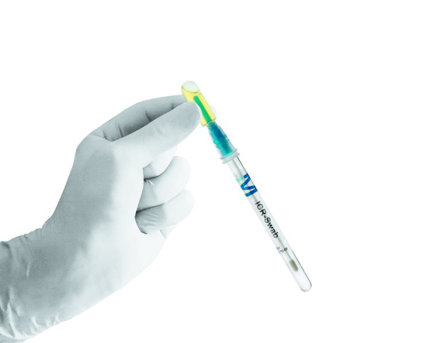 web_MERCK009967_swab_handling_3 web_MERCK009967_swab_handling_3