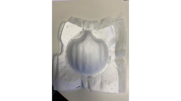 Die Masken nach dem Tiefziehen und Verschweißen der Ränder mit Ultraschall. (Bildquelle: Weber Ultrasonics AG) / The respiratory mask after deep-drawing and welding of the edges with ultrasound. (Image source: Weber Ultrasonics AG)