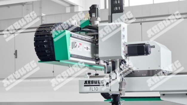 Speziell auf und für den asiatischen Markt bietet Arburg den Flexlift an. Das lineare Robot-System ist mit Traglasten von 5, 10 und 15 Kilogramm erhältlich – jeweils optional mit ein oder zwei Tauchachsen. (Foto: ARBURG) / Arburg is offering the Flexlift specifically for the Asian market. The new linear robotic system is available with loads of 5, 10 and 15 kilograms – each with the option of one or two vertical axes. (Photo: Arburg)