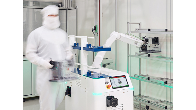 Grâce à une technologie de sécurité avancée, les robots mobiles et les employés se déplacent en toute sécurité et efficacement côte à côte, même dans des zones de salles blanches étroites. (Source : Fabmatics GmbH, Photographe : Sven Claus (FotograFisch))