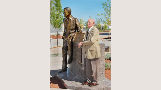 Willis Withfield neben der Statue, die 2007 auf dem Gelände der Sandia National Laboratories enthüllt worden ist. / Willis Withfield next to a statue of himself that was unveiled at Sandia National Laboratories in 2007. © Sandia National Laboratories