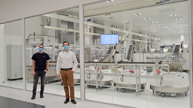 Tobias Heldmann, Automatisierungstechniker und Christoph Merhold, Ingenieur und ausgebildeter Six Sigma Greenbelt, planten gemeinsam die komplette kundenspezifische Montagelinie. 