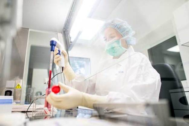 In dem Reinraumlabor werden Medikamente für etwa 100 tierische Krebspatienten hergestellt. 