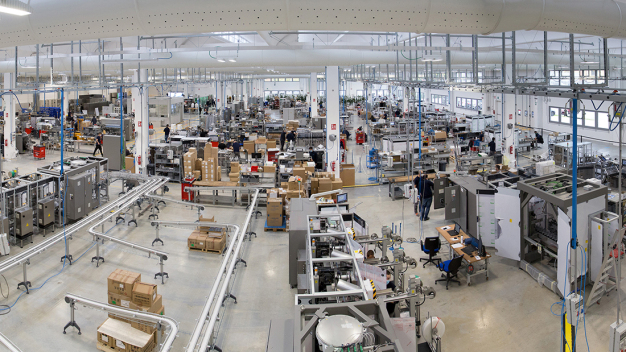 Weitläufige Montagehalle im neuen Gebäude von Romaco S.r.l. in Bologna. / Spacious assembly workshop in the new Romaco S.r.l. building in Bologna.