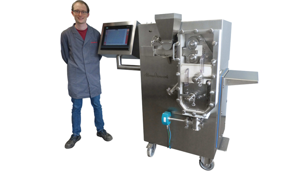 Auf Basis zahlreicher Testreihen und Optimierungen bei der Messtechnik konnte eine marktreife Walzenpresse zur Trockengranulierung mit integriertem Diagnose-Tool entwickelt werden. (Quelle: Alexanderwerk GmbH)
Auf Basis zahlreicher Testreihen und Optimierungen bei der Messtechnik konnte eine marktreife Walzenpresse zur Trockengranulierung mit integriertem Diagnose-Tool entwickelt werden. (Quelle: Alexanderwerk GmbH)