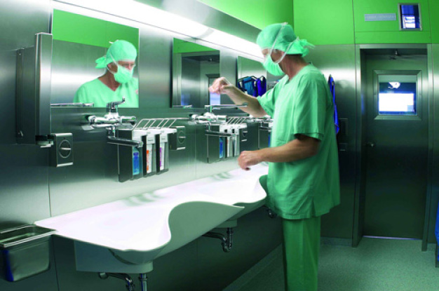 Im Kampf gegen antibiotikaresistente Krankheitserreger setzen Experten in Krankenhäusern auf ein systemisches Hygienekonzept, das Hygienemaßnahmen und Werkstoffoberflächen aus Edelstahl Rostfrei umfasst.