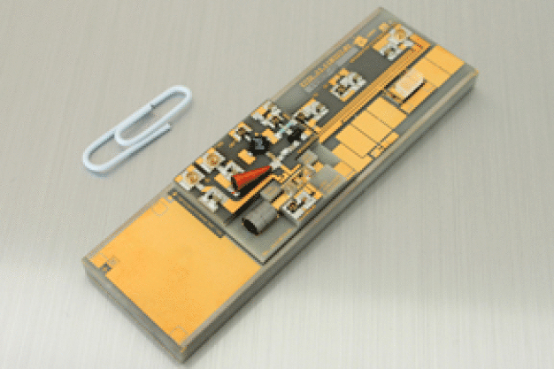 Hochleistungs-Weltraummodul: Mikro-integrierter Extended Cavity Diode Laser (ECDL) für die Spektroskopie an Rubidium-Atomen im Weltraum. Damit wurden am 23.4.2015 Tests an Bord der Höhenforschungsrakete FOKUS durchgeführt. Ziel ist es zu zeigen, ob verschiedene Uhrentypen im Weltraum tatsächlich gleich gehen, wie Einstein behauptet hat. (© FBH/P.Immerz)