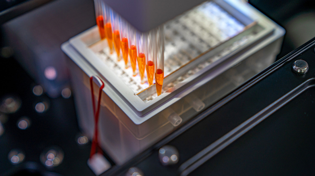 Die Xpress Dialyzer verfügen über speziell gestaltete Probenöffnungen. Durch das passgenaue Aufsetzen der Pipettenspitzen wird verlustarmes Befüllen und Entnehmen der Proben gewährleistet und eine Rückgewinnung (Recovery) von bis zu 99% erreicht. (Quelle: Christian Häcker) / The Xpress Dialyzers feature specially designed sample openings. The precise fit of the pipette tips ensures low-loss filling and extraction of samples, achieving a recovery rate of up to 99%. (Source: Christian Häcker)