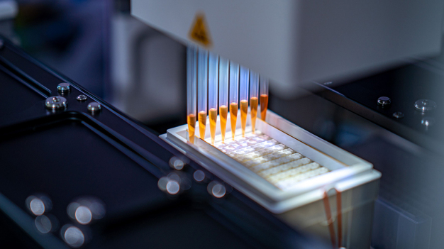Die Xpress Dialyzer verfügen über speziell gestaltete Probenöffnungen. Durch das passgenaue Aufsetzen der Pipettenspitzen wird verlustarmes Befüllen und Entnehmen der Proben gewährleistet und eine Rückgewinnung (Recovery) von bis zu 99% erreicht. (Quelle: Christian Häcker) / The Xpress Dialyzers feature specially designed sample openings. The precise fit of the pipette tips ensures low-loss filling and extraction of samples, achieving a recovery rate of up to 99%. (Source: Christian Häcker)