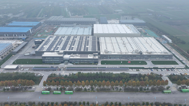 Die 27.000 Quadratmeter große Erweiterung (linkes und rechtes Gebäude hinten) soll bis Mitte 2025 abgeschlossen sein. (Quelle: ebm-papst) / The 27,000 square meter expansion (left and right building at the back) should be completed by mid-2025. (Source: ebm-papst)