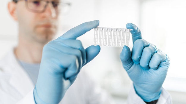 Selbst sehr kleine Probenmengen können unkompliziert dialysiert werden. Verschiedene Kartuschenmodelle ermöglichen die verlustarme Dialyse von Probenvolumina zwischen 10 µl und 1000 µl. (Quelle: Andreas Balg) / Even very small sample volumes can be dialyzed easily. Various cartridge models enable low-loss dialysis of sample volumes ranging from 10 µl to 1000 µl. (Source: Andreas Balg)