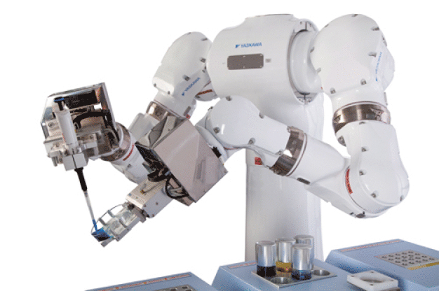 Der menschenähnliche Roboter Motoman CSDA10F von Yaskawa führt komplexe Labortätigkeiten in einer Live-Demozelle aus. (Quelle: Yaskawa)