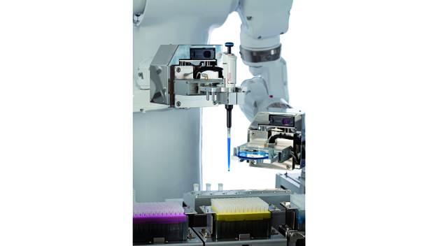 Roboter können im Labor viele Aufgaben erfüllen und damit Prozesse beschleunigen. (Quelle: Yaskawa) / Robots can perform many tasks in the lab and speed up processes. (Source: Yaskawa)