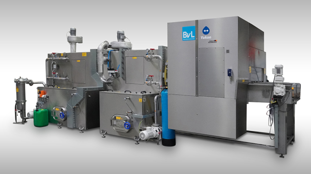 Diese BvL Reinigungsanlage wurde vor Ort beim Kunden nahtlos in einen vollautomatisierten Produktionsprozess mit Pick and Place System integriert.