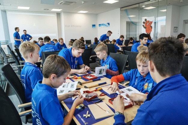 Kinder bauen beim Maus-Türöffnertag von Ziehl-Abegg in Kupferzell (Deutschland) einen eigenen Elektromotor. (Ziehl-Abegg)