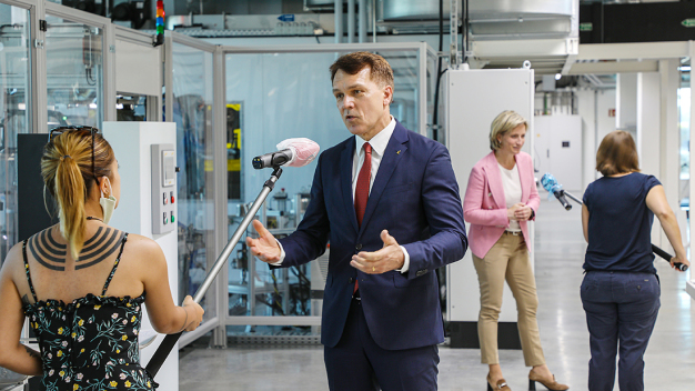 Auf den Fotos sind Dr. Nicole Hoffmeister-Kraut, die Wirtschaftsministerien von Baden-Württemberg, und Peter Fenkl, der Vorstandsvorsitzende der ZIEHL-ABEGG SE, zu sehen. (Fotohinweis: Ziehl-Abegg / Ufuk Arslan)
