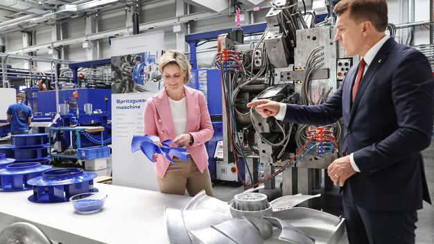 Auf den Fotos sind Dr. Nicole Hoffmeister-Kraut, die Wirtschaftsministerien von Baden-Württemberg, und Peter Fenkl, der Vorstandsvorsitzende der ZIEHL-ABEGG SE, zu sehen. (Fotohinweis: Ziehl-Abegg / Ufuk Arslan)
