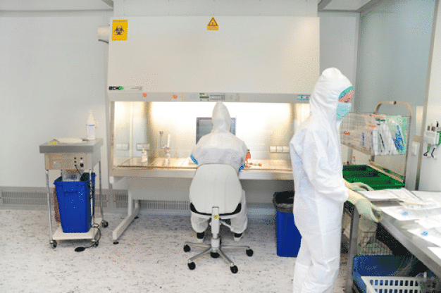 Die Herstellung der Zytostatika findet unter kontrollierten Bedingungen in einem GMP-konformen Reinraumlabor der Marke CleanSteriCell® statt.